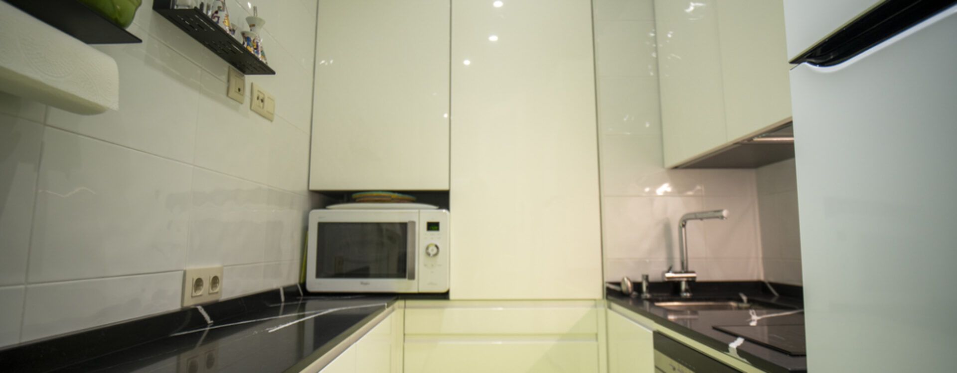 Cocina pequeña blanca. Cocinas Suarco