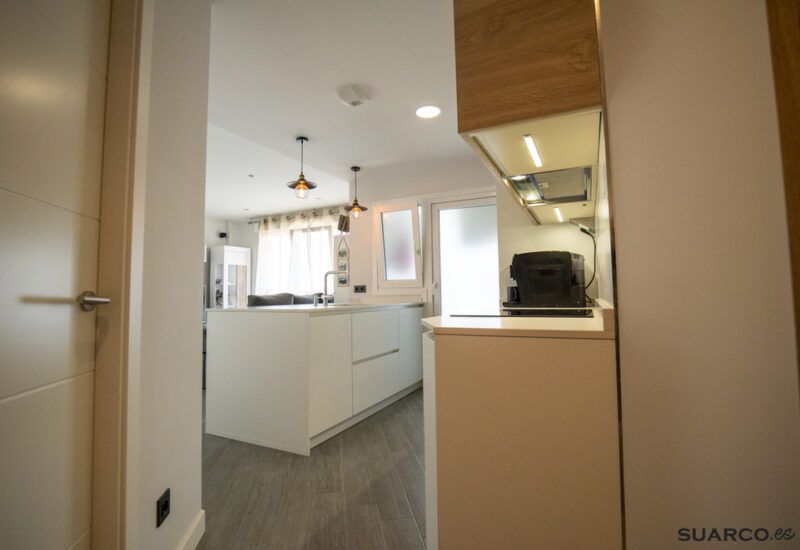 Cocina estilo nórdico abierta al salón. Cocinas Suarco