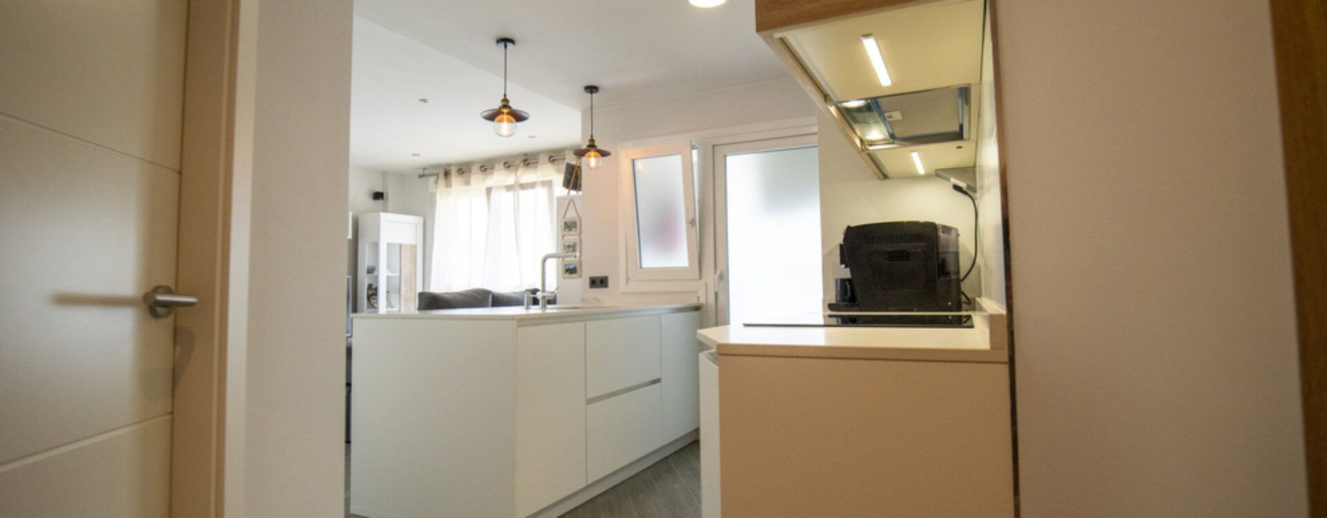 Cocina estilo nórdico abierta al salón. Cocinas Suarco
