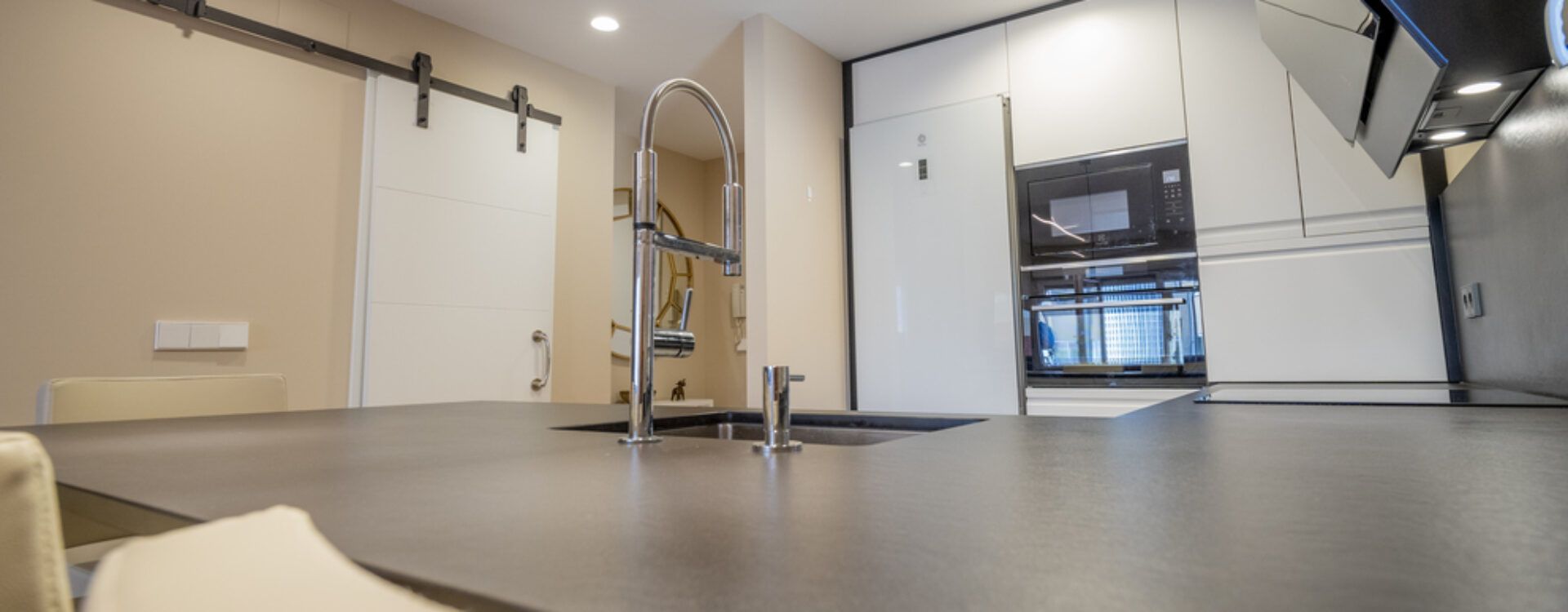 Reforma de cocina abierta al salón. Cocinas Suarco
