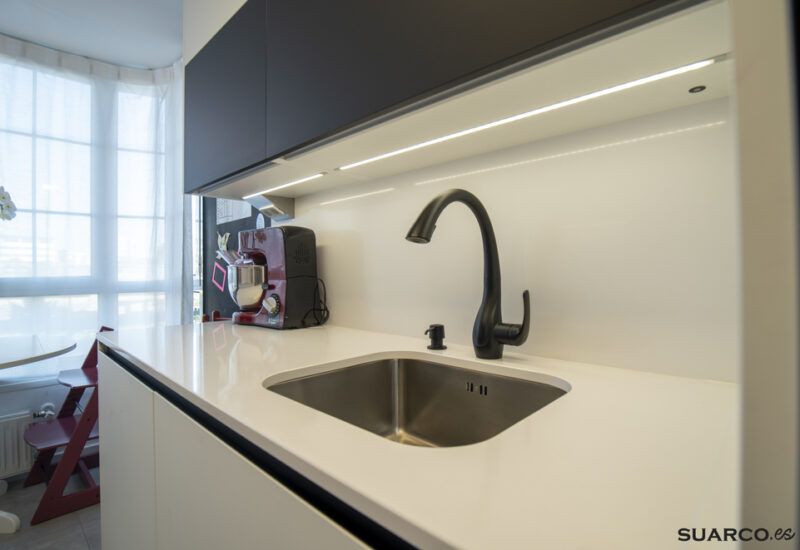Cocina blanca y negra en dos frentes Suarco