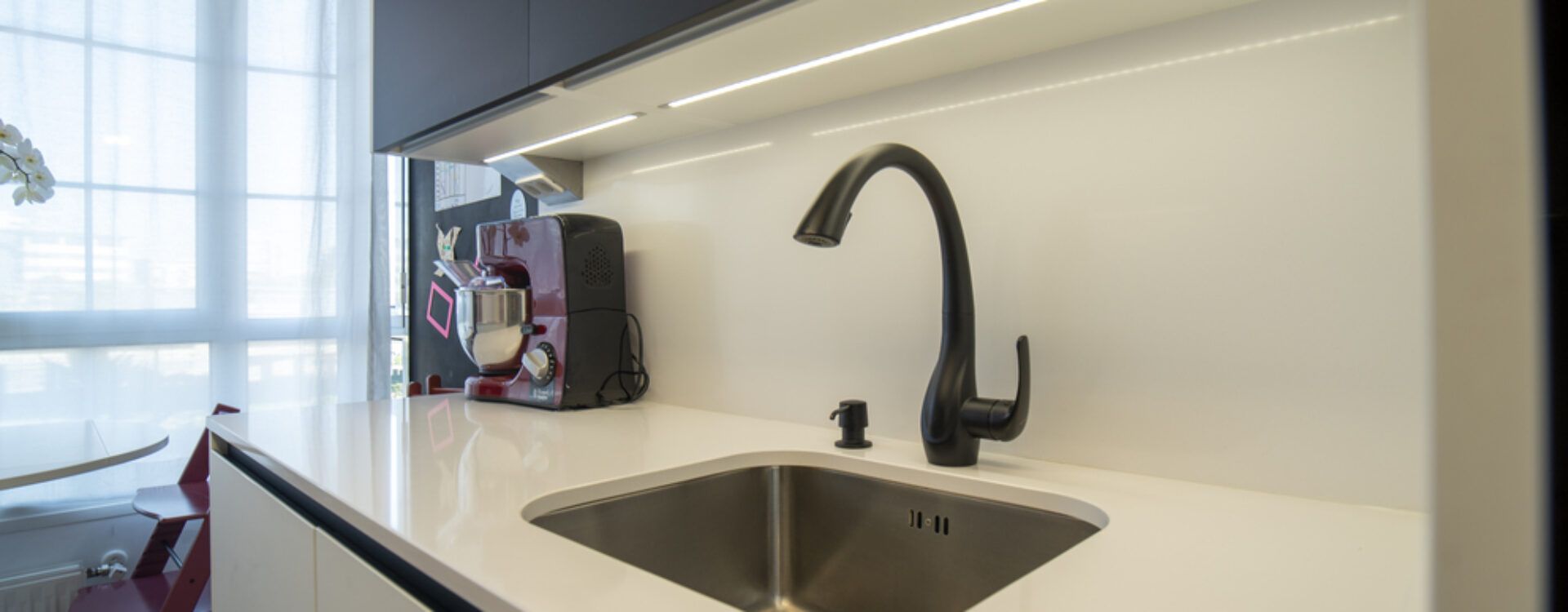 Cocina blanca y negra en dos frentes Suarco