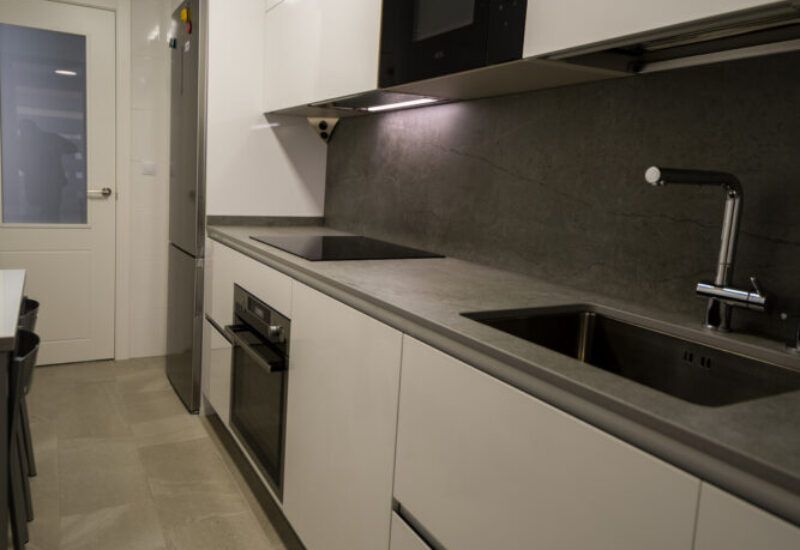 Cocina pequeña blanca. Cocinas Suarco