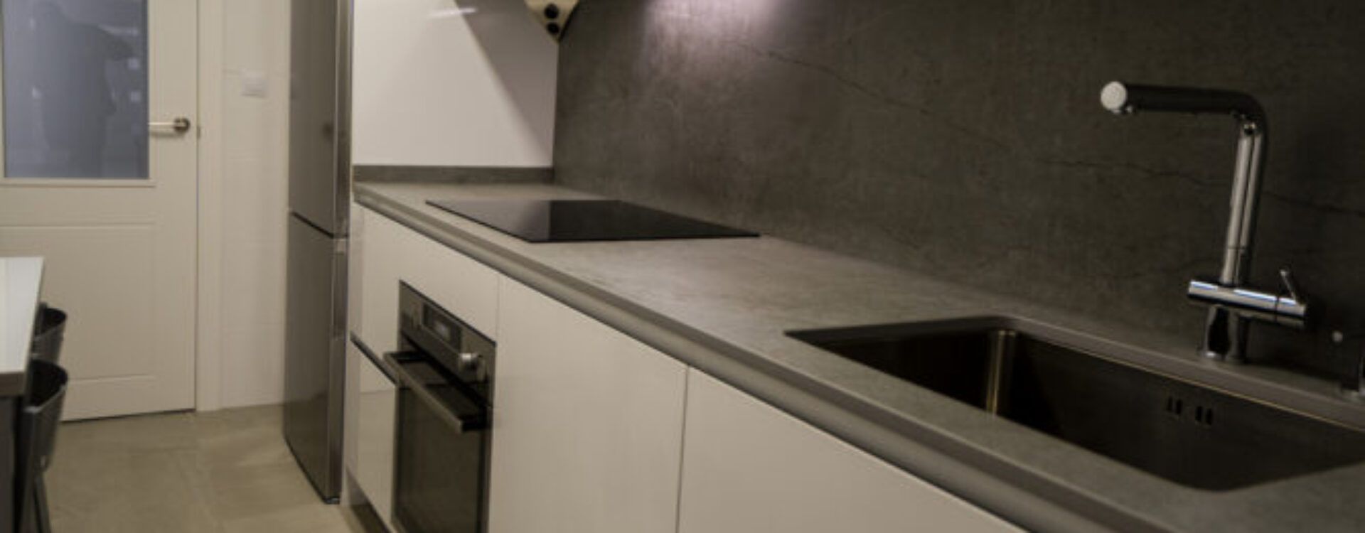 Cocina pequeña blanca. Cocinas Suarco