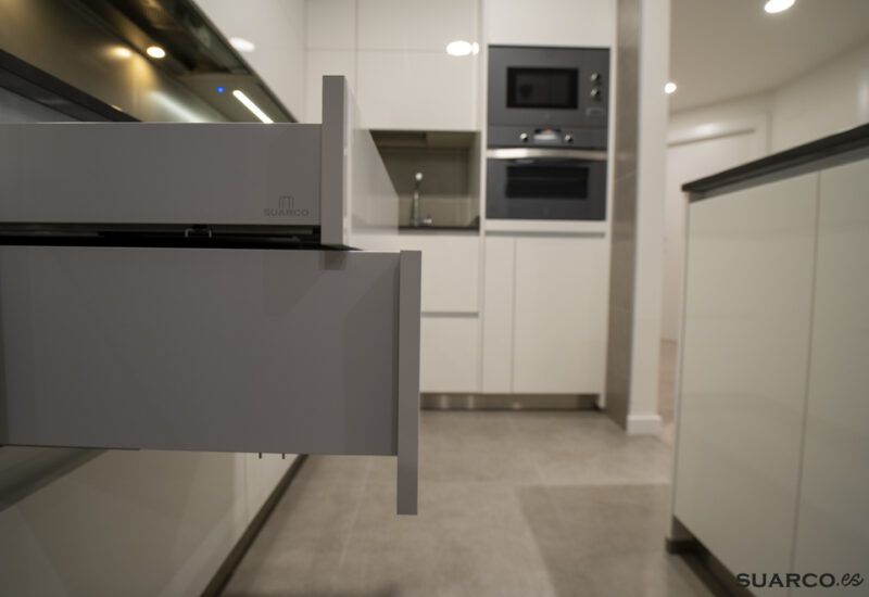 Cocina integrada al salón con isla Suarco