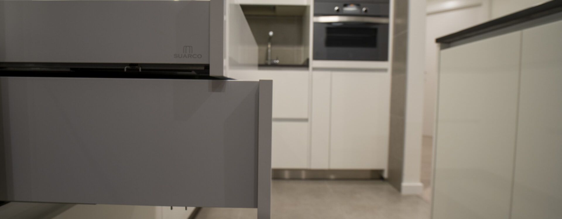 Cocina integrada al salón con isla Suarco