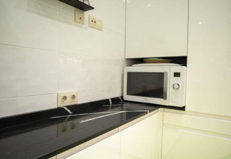 Cocina pequeña blanca. Cocinas Suarco