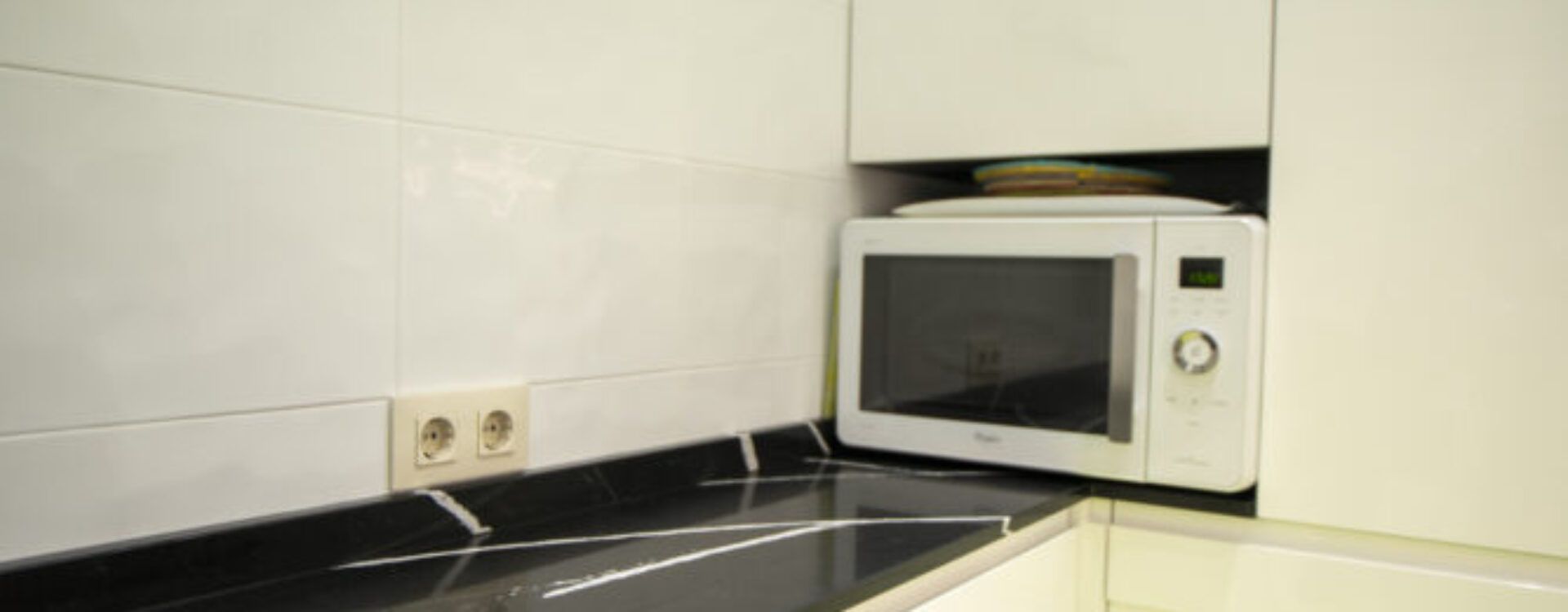 Cocina pequeña blanca. Cocinas Suarco