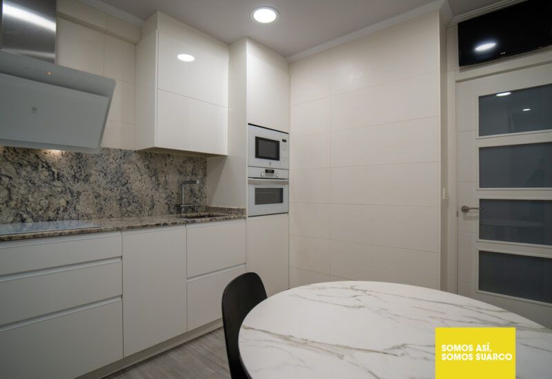 Cocina blanca moderna en forma de L Suarco