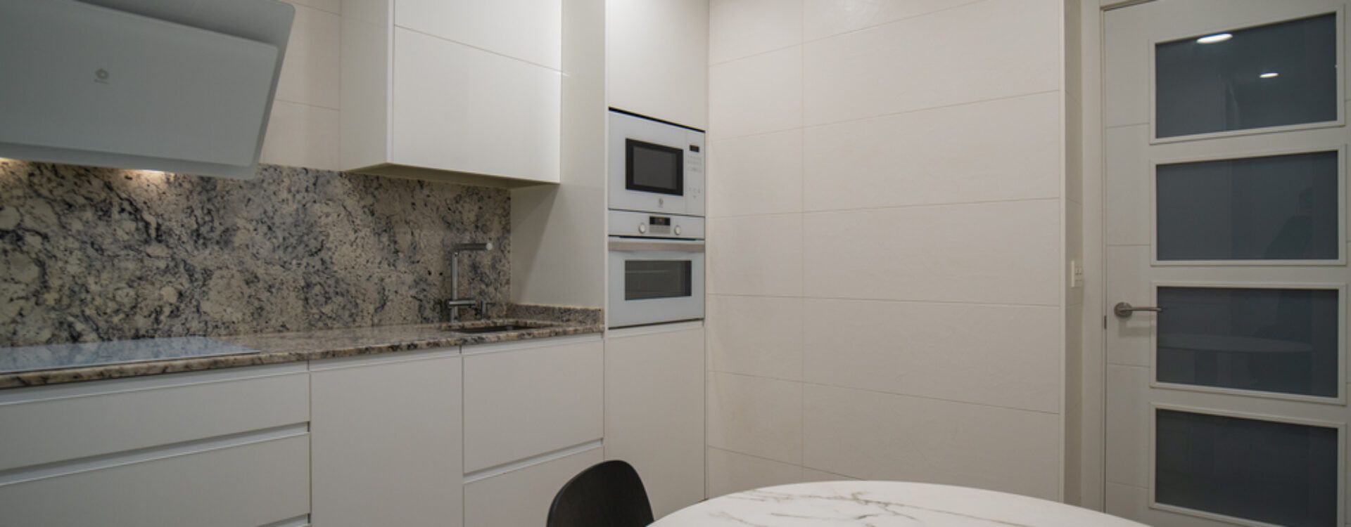 Cocina blanca moderna en forma de L Suarco