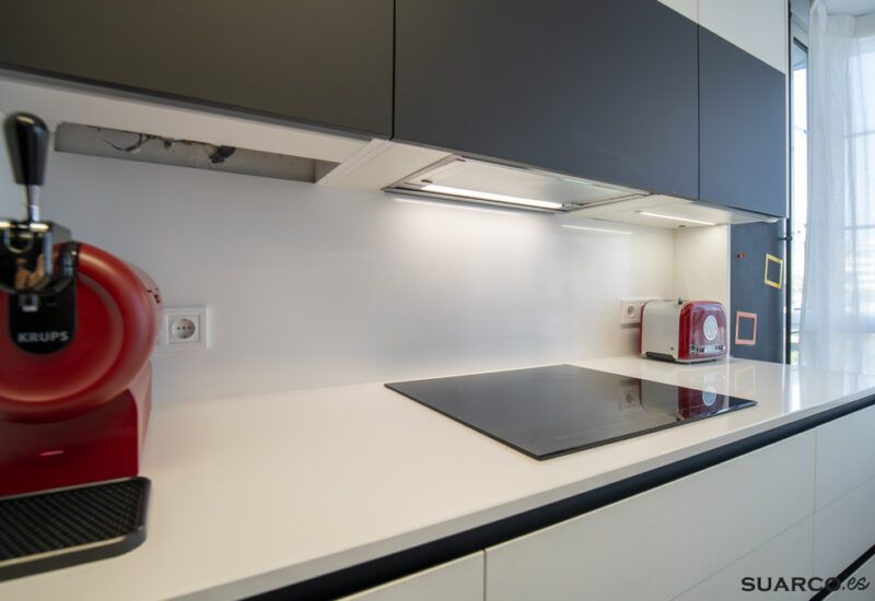 Cocina blanca y negra en dos frentes Suarco