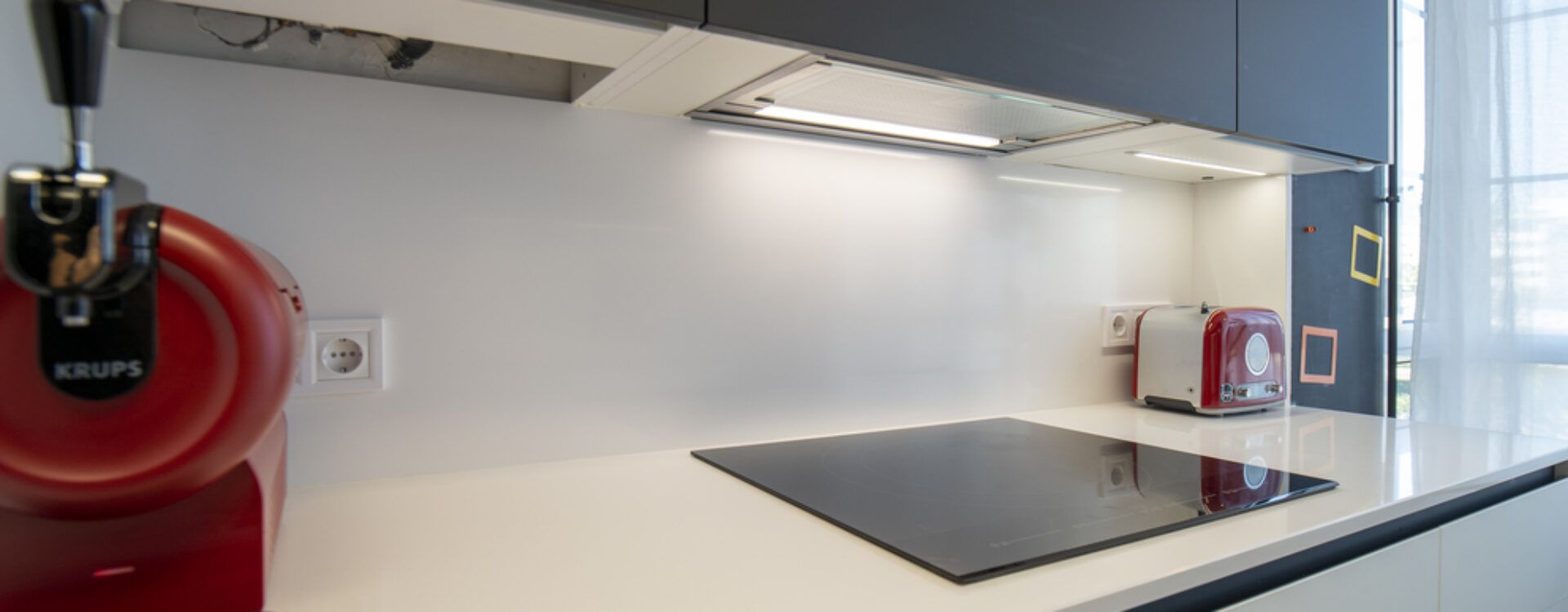 Cocina blanca y negra en dos frentes Suarco