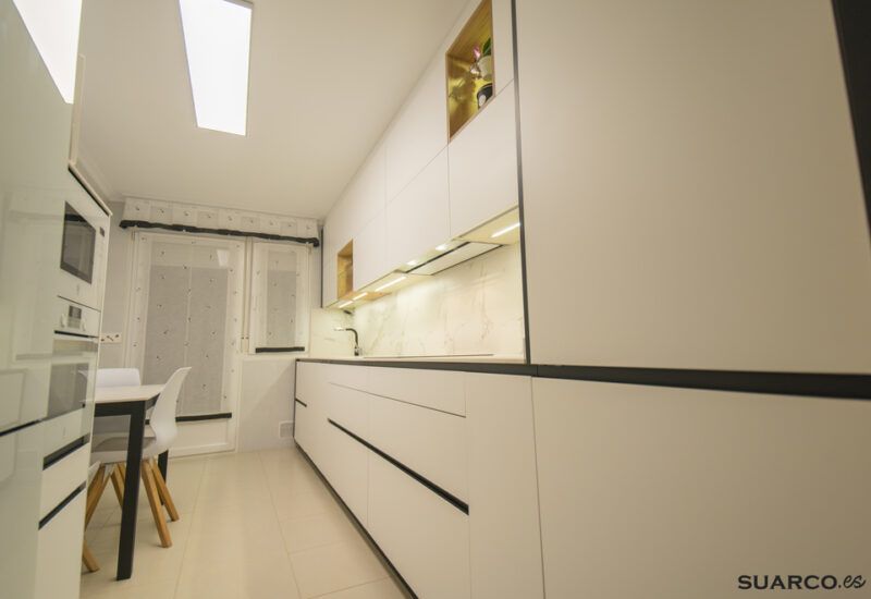 Cocina blanca en dos frentes. Cocinas Suarco
