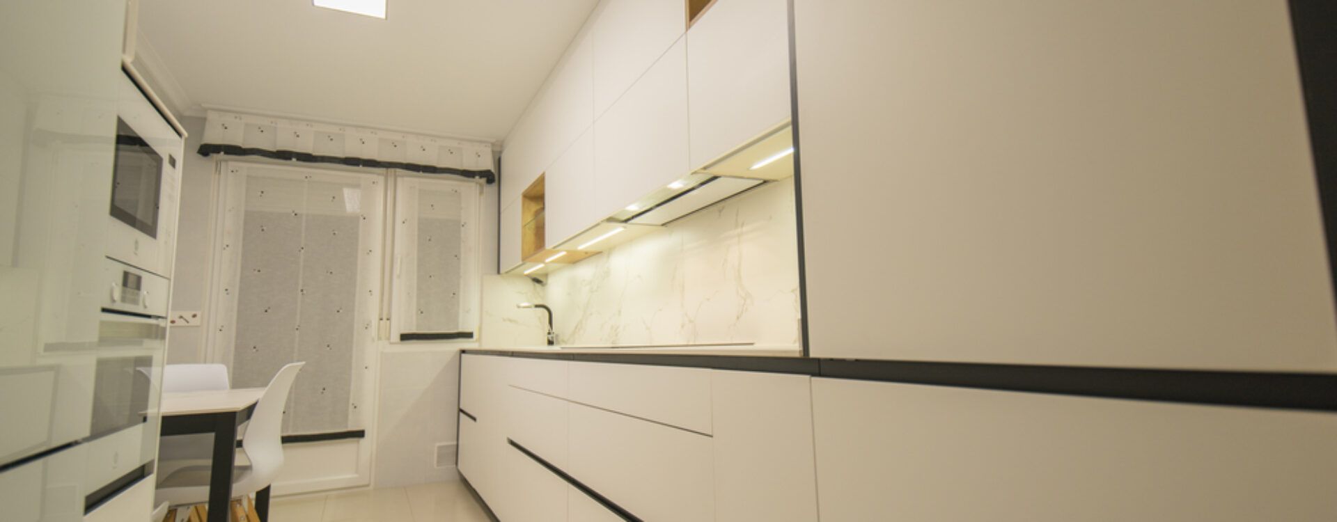 Cocina blanca en dos frentes. Cocinas Suarco