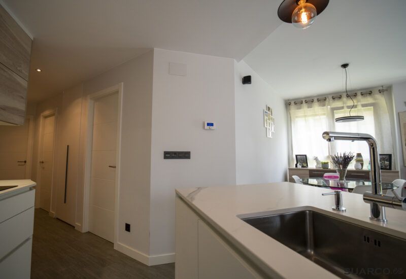 Cocina estilo nórdico abierta al salón. Cocinas Suarco