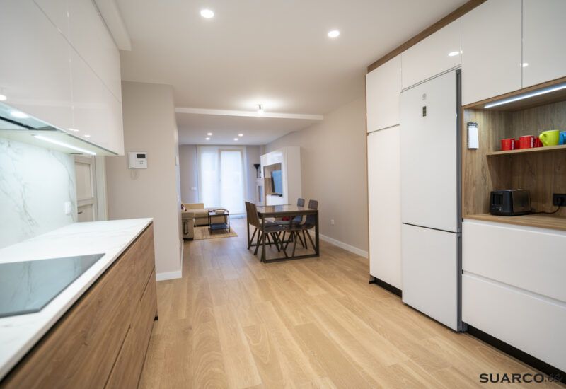 Cocina blanca y madera en dos frentes Suarco