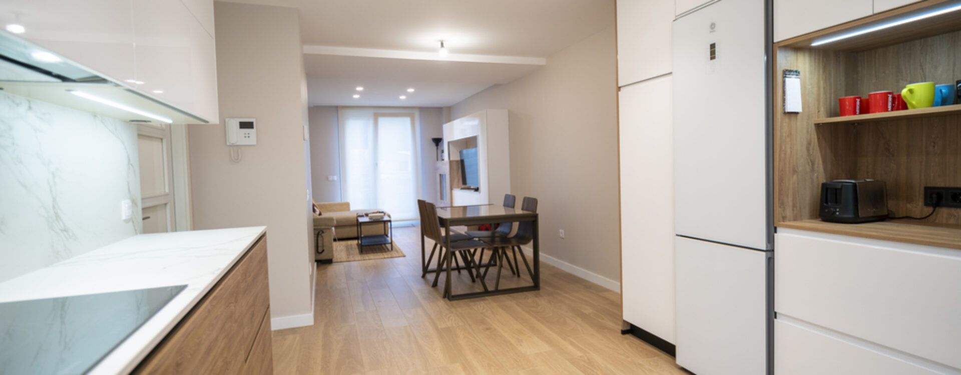 Cocina blanca y madera en dos frentes Suarco