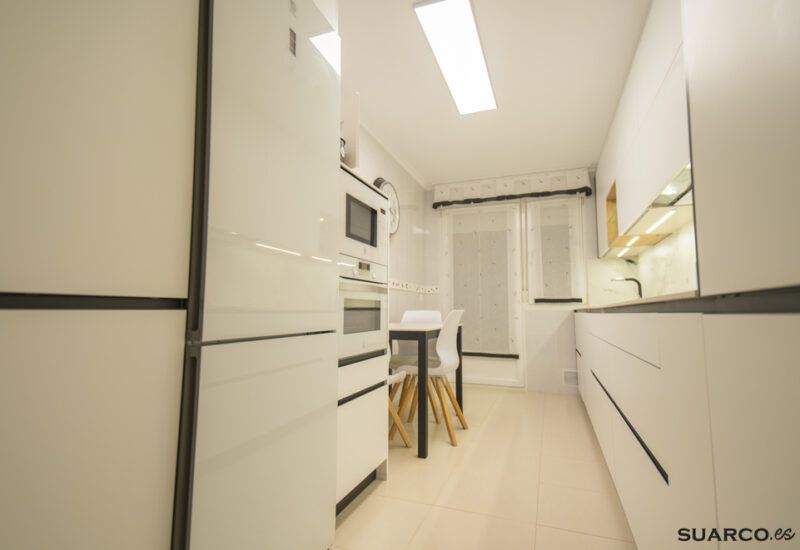 Cocina blanca en dos frentes. Cocinas Suarco