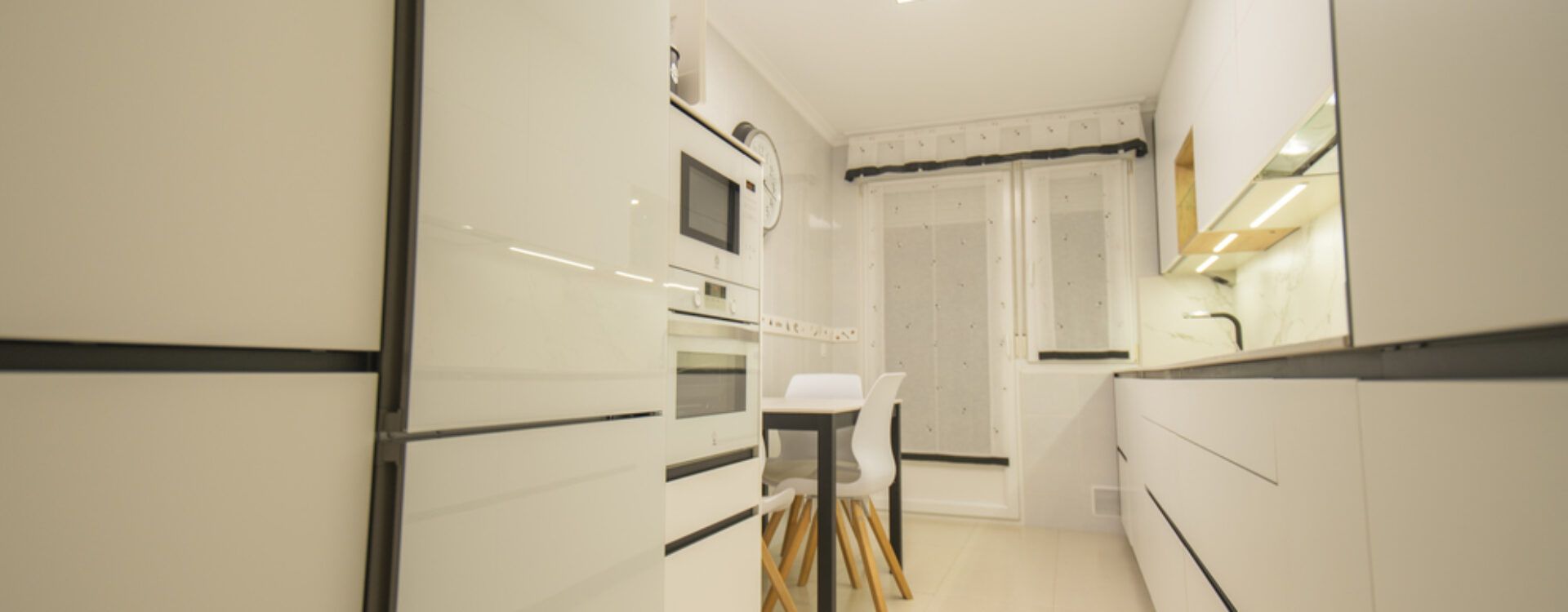 Cocina blanca en dos frentes. Cocinas Suarco