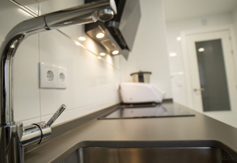 Cocina con frigorífico americano. Cocinas Suarco