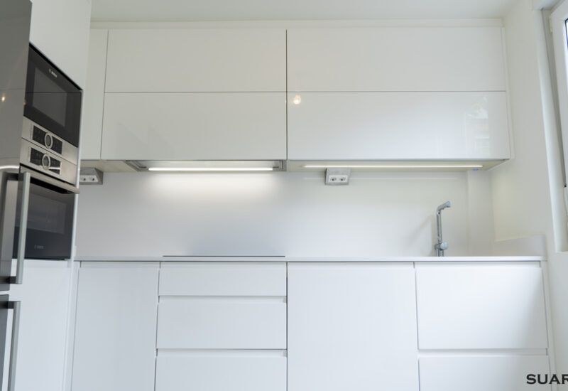 Cocina pequeña blanca. Cocinas Suarco
