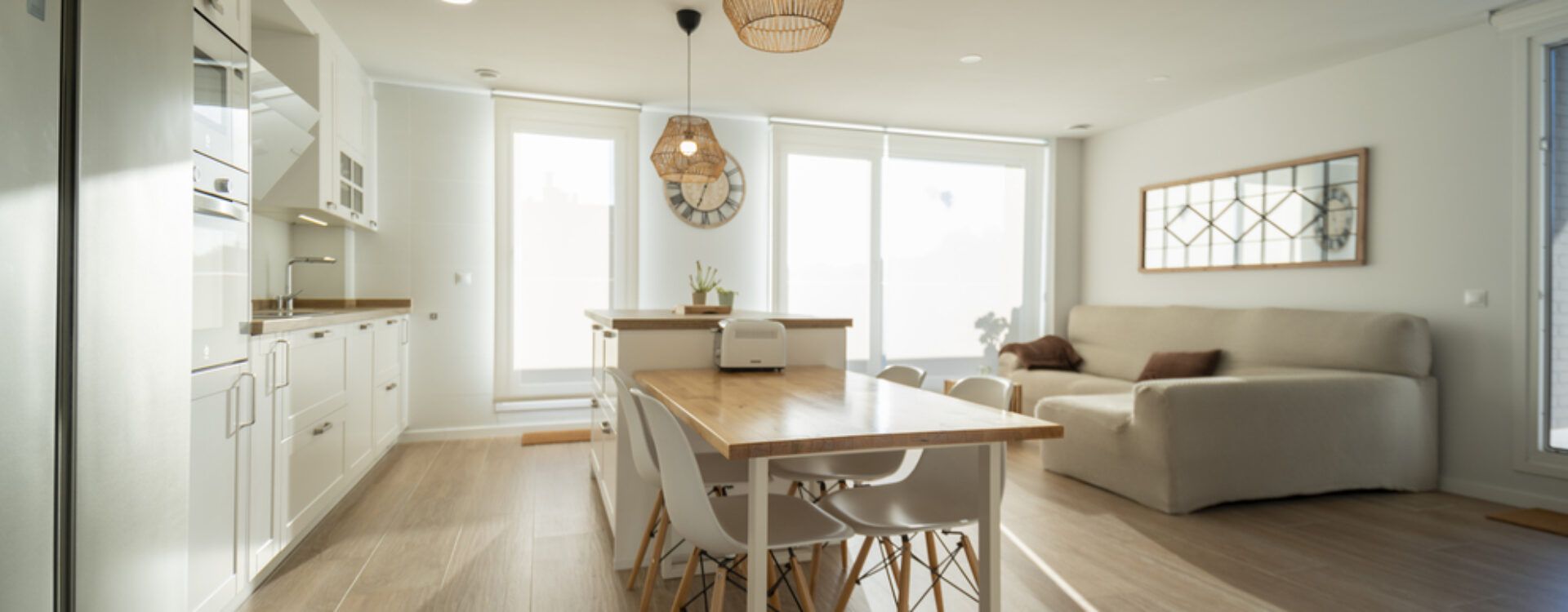 Cocina blanca con isla y encimera de madera. Cocinas Suarco
