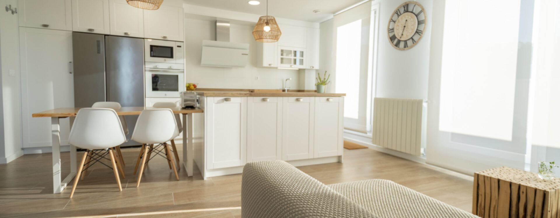 Cocina blanca con isla y encimera de madera. Cocinas Suarco
