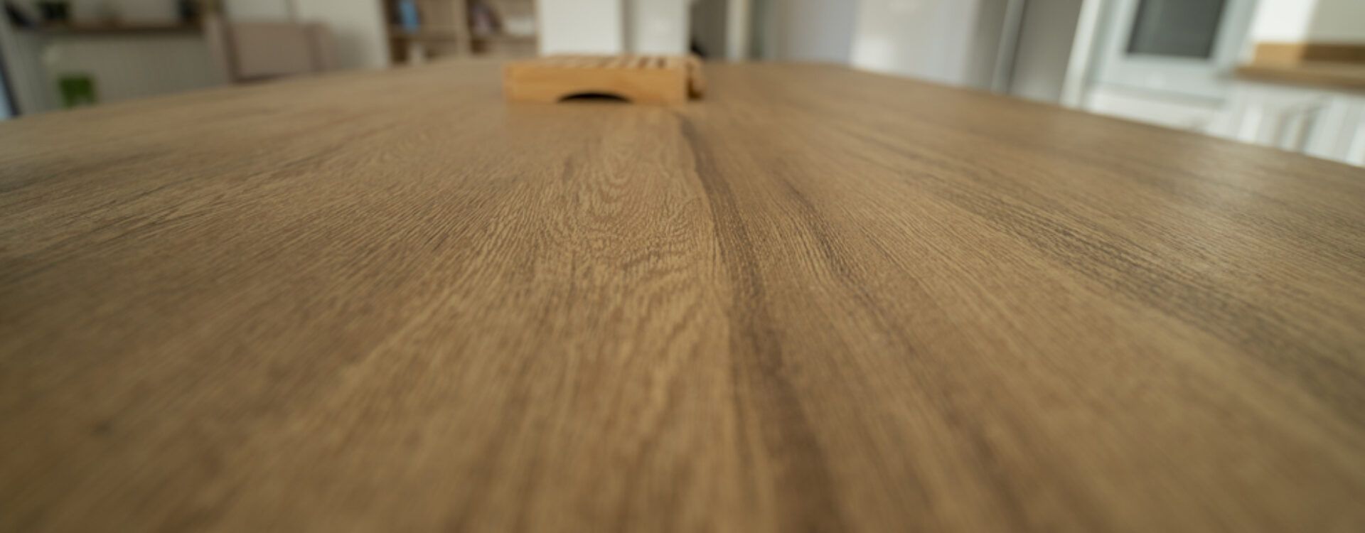 Cocina blanca con isla y encimera de madera. Cocinas Suarco