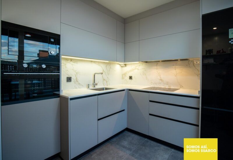 Cocina pequeña moderna Suarco