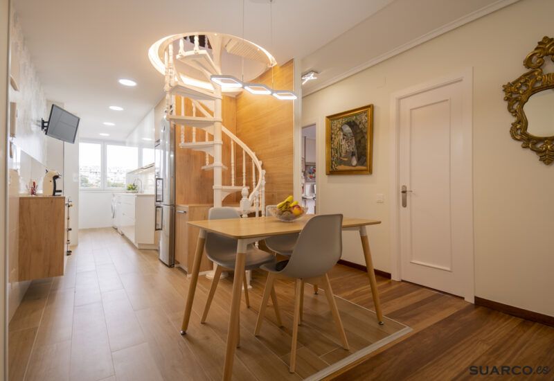 Reforma de cocina blanco y madera Suarco