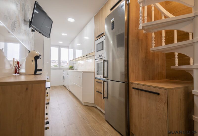 Reforma de cocina blanco y madera Suarco