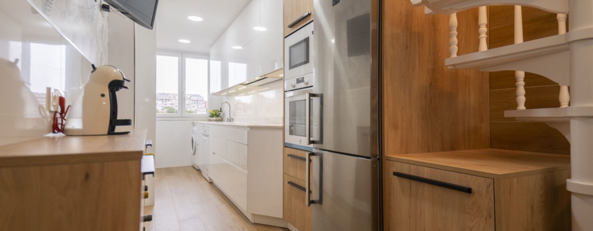 Reforma de cocina blanco y madera Suarco