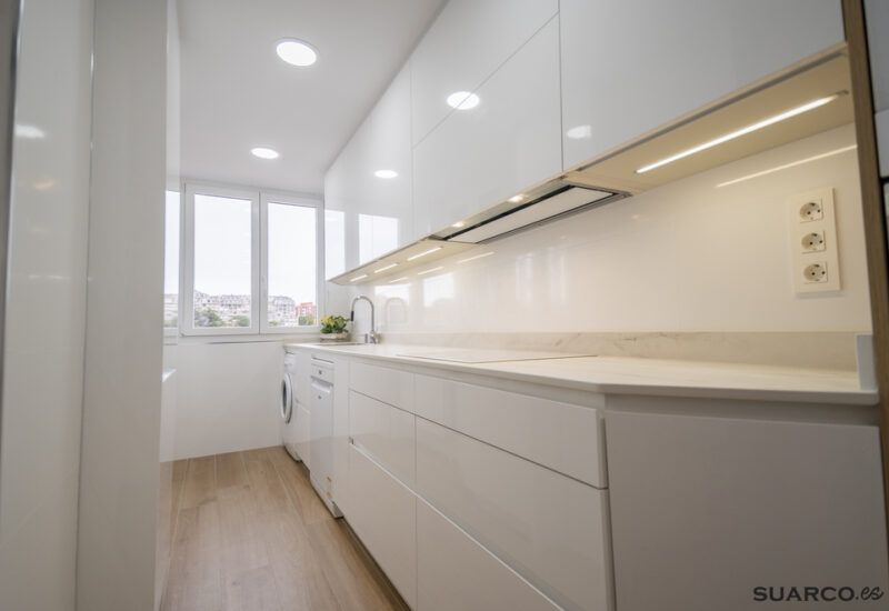 Reforma de cocina blanco y madera Suarco