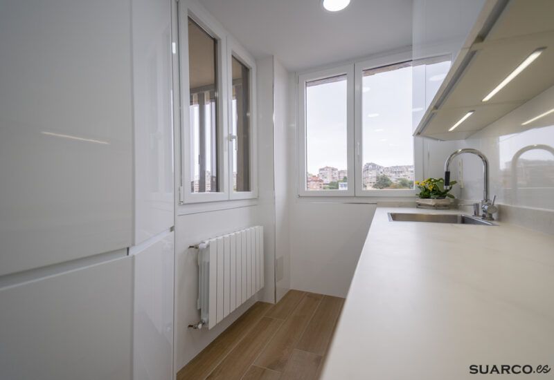 Reforma de cocina blanco y madera Suarco