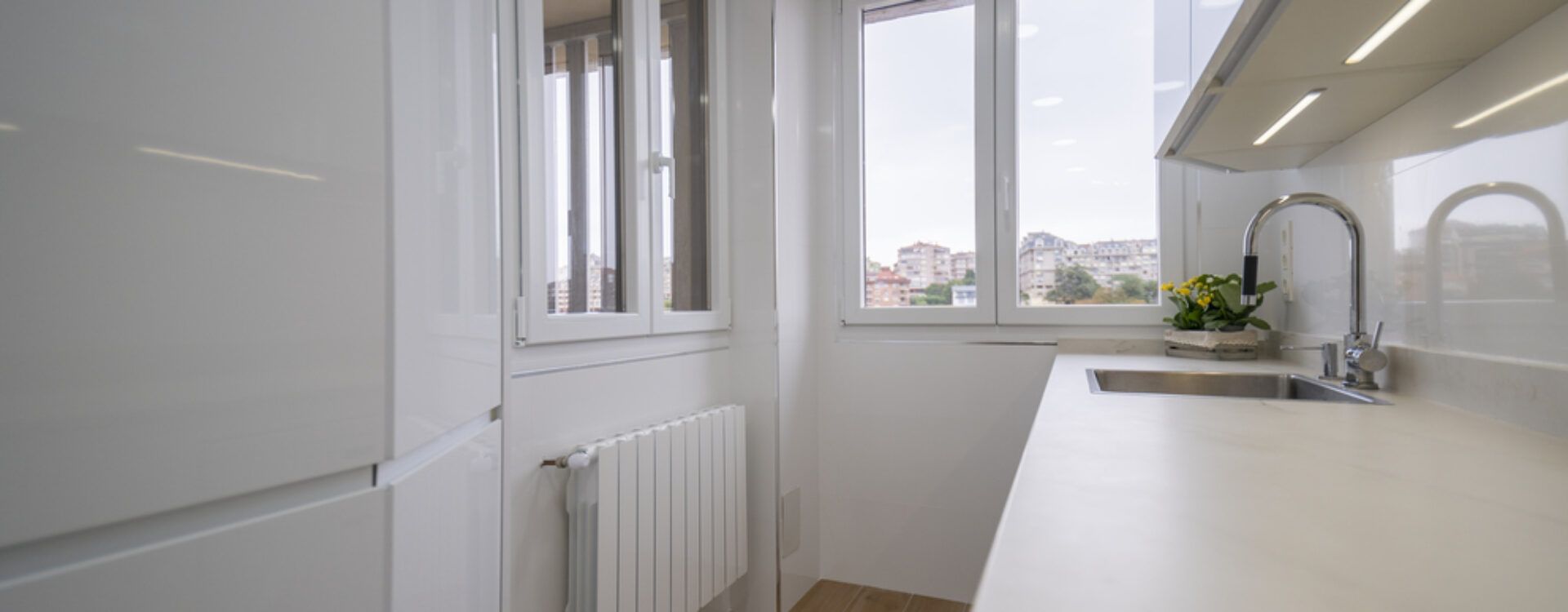 Reforma de cocina blanco y madera Suarco