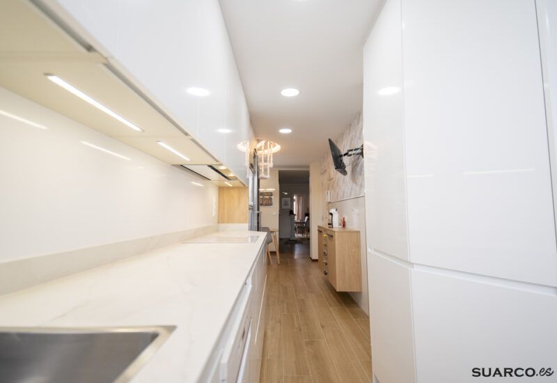 Reforma de cocina blanco y madera Suarco