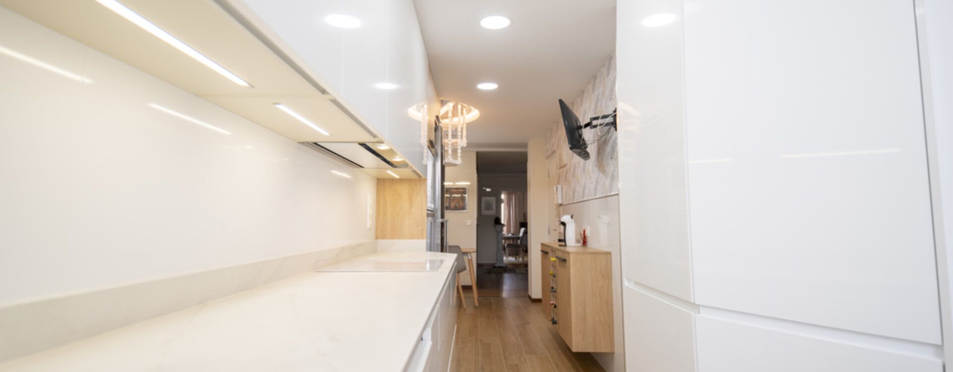 Reforma de cocina blanco y madera Suarco