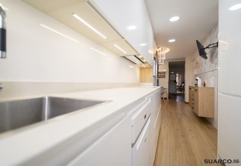 Reforma de cocina blanco y madera Suarco