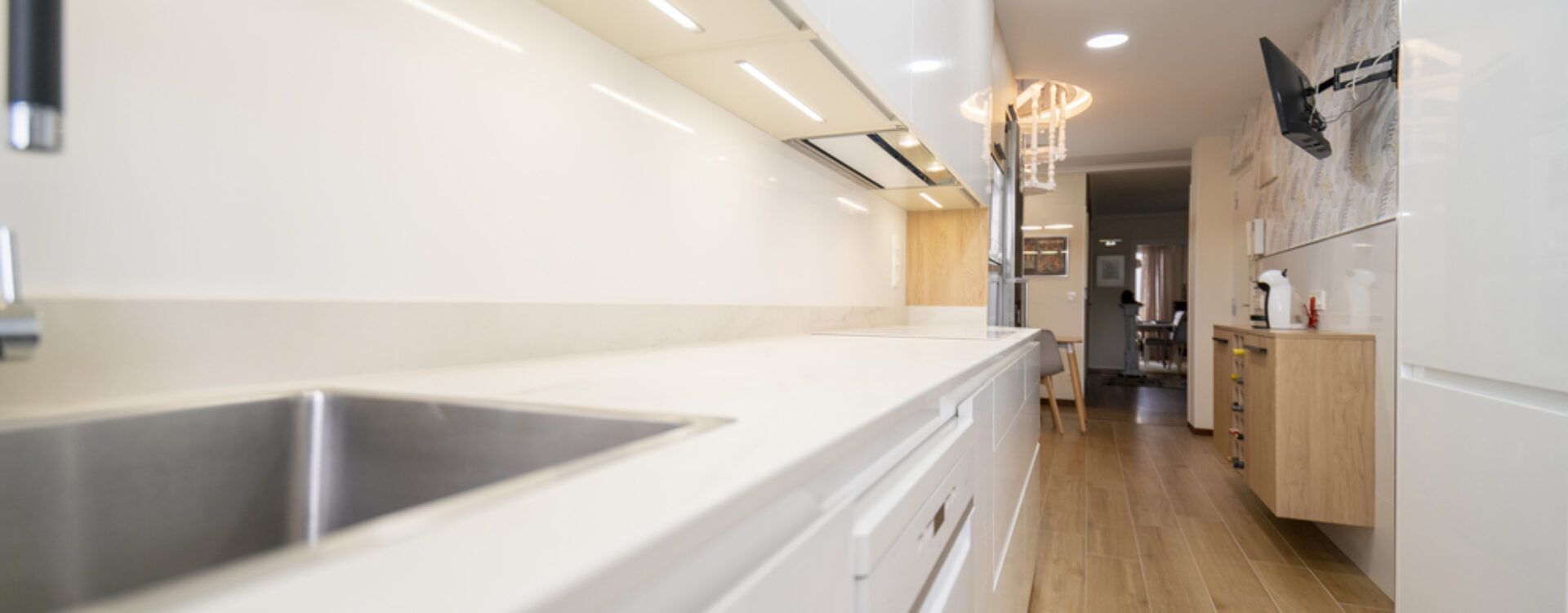 Reforma de cocina blanco y madera Suarco