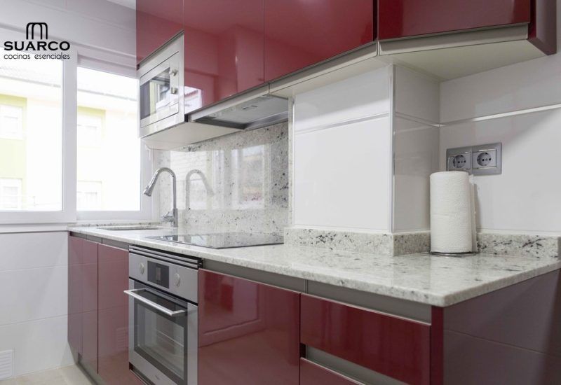 Cocina burdeos. Cocinas Suarco