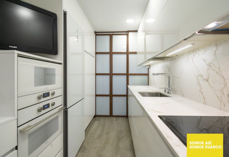 Cocina blanca estrecha Suarco