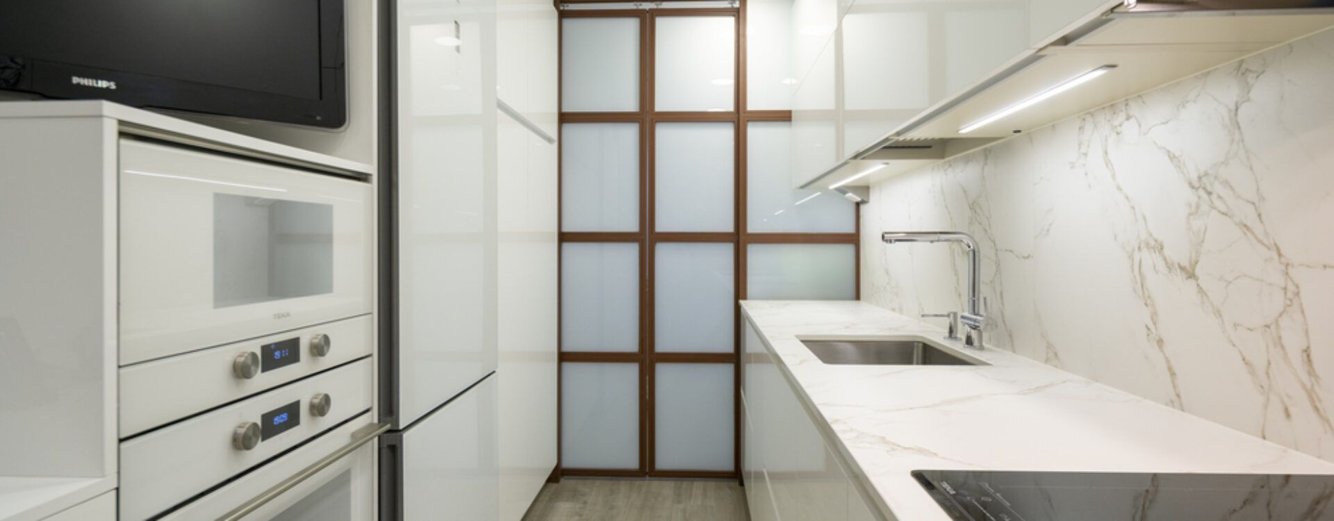 Cocina blanca estrecha Suarco