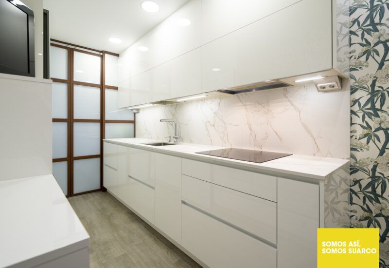 Cocina blanca estrecha Suarco