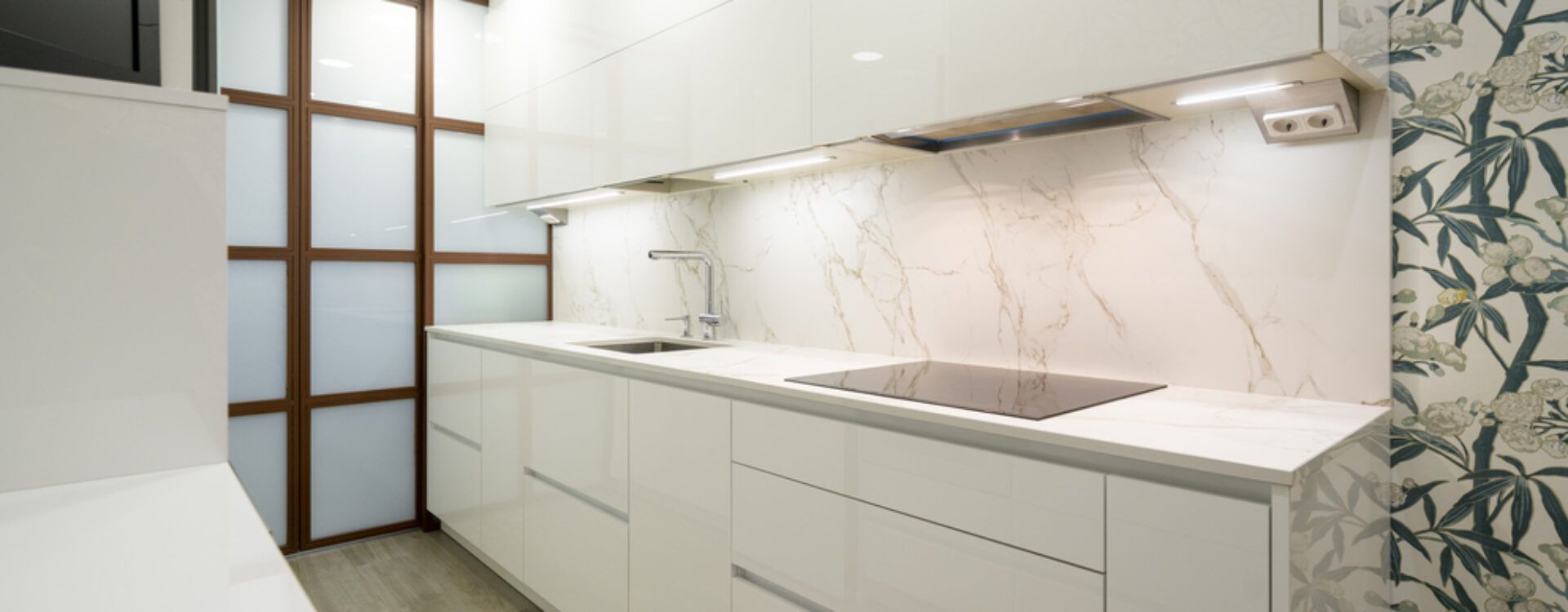 Cocina blanca estrecha Suarco