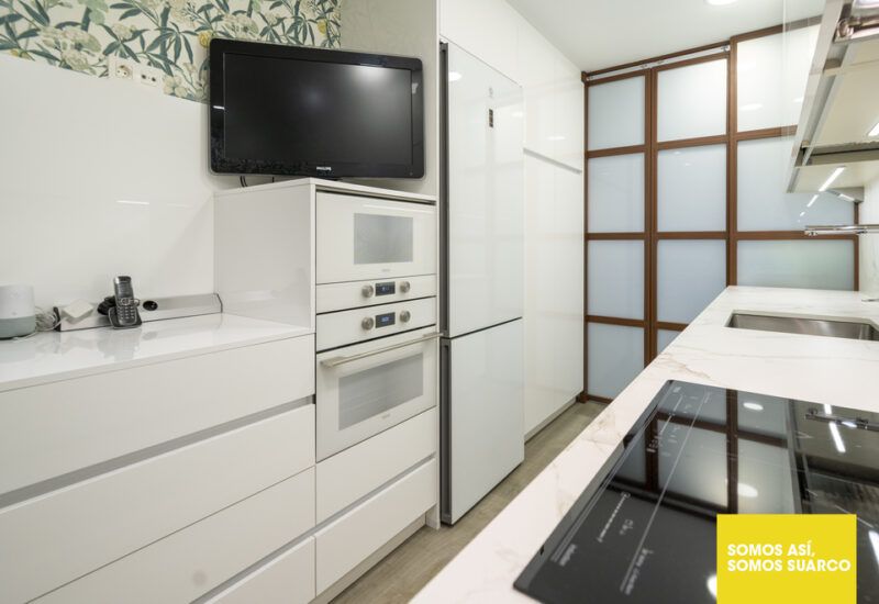 Cocina blanca estrecha Suarco