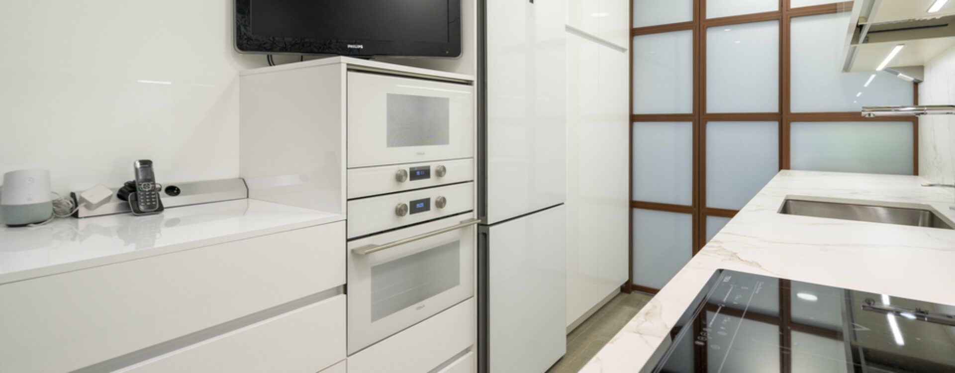 Cocina blanca estrecha Suarco