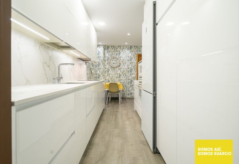 Cocina blanca estrecha Suarco
