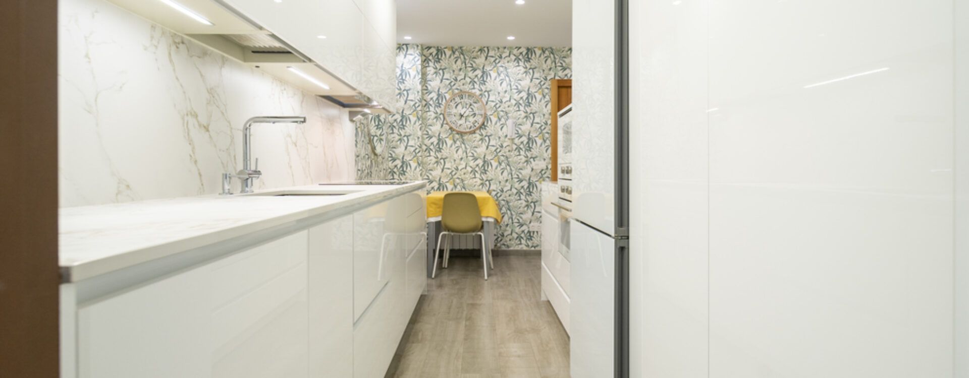 Cocina blanca estrecha Suarco