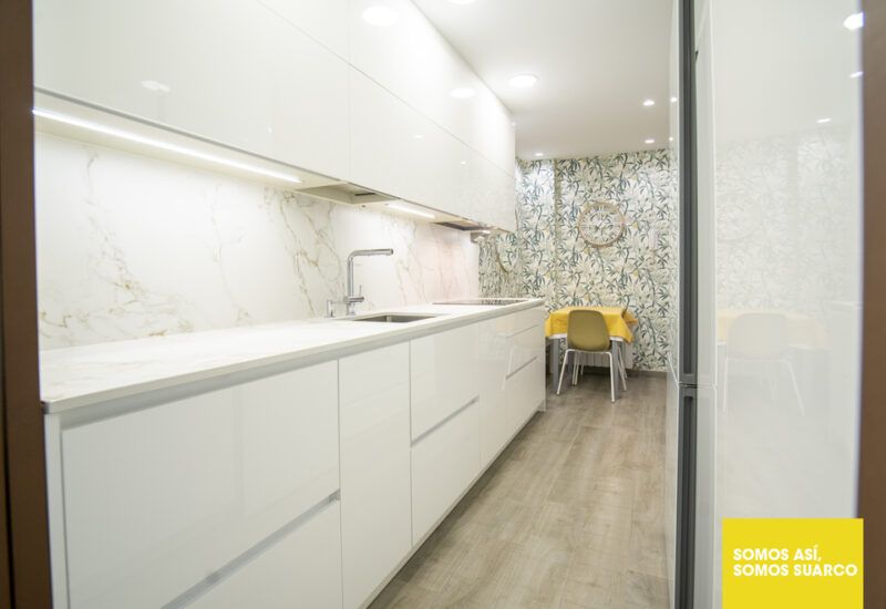 Cocina blanca estrecha Suarco