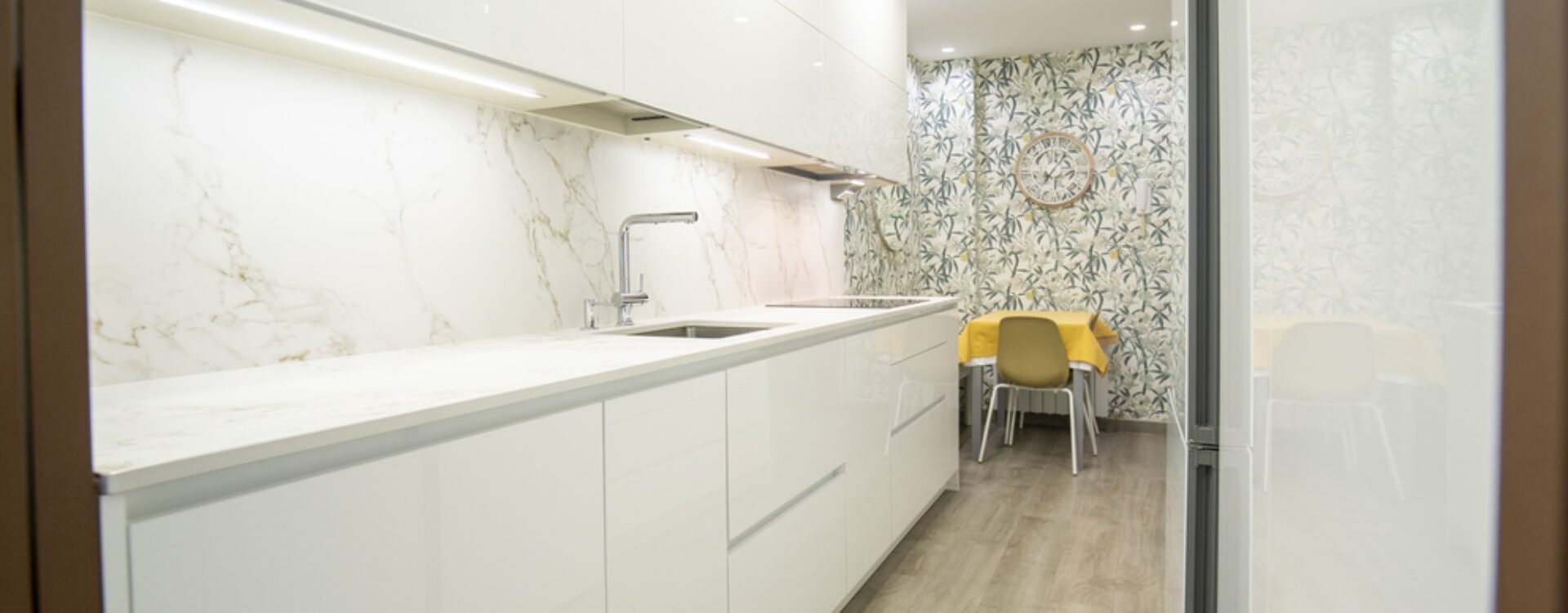 Cocina blanca estrecha Suarco